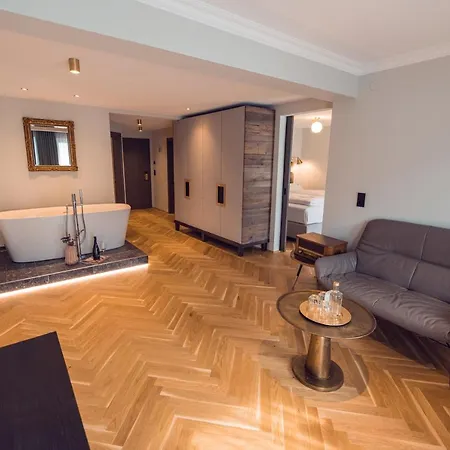Alpine Hideaway Zillertalerhof Готель Майргофен