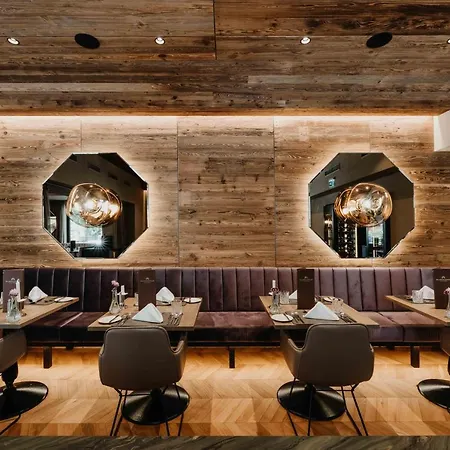 Alpine Hideaway Zillertalerhof Готель
