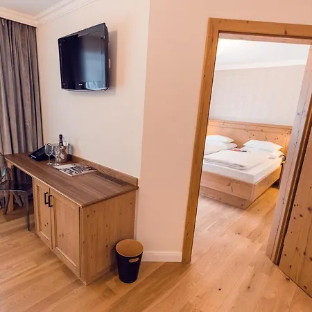 Alpine Hideaway Zillertalerhof Готель