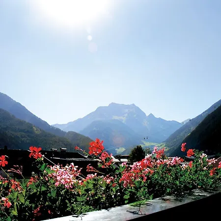Готель Alpine Hideaway Zillertalerhof Майргофен
