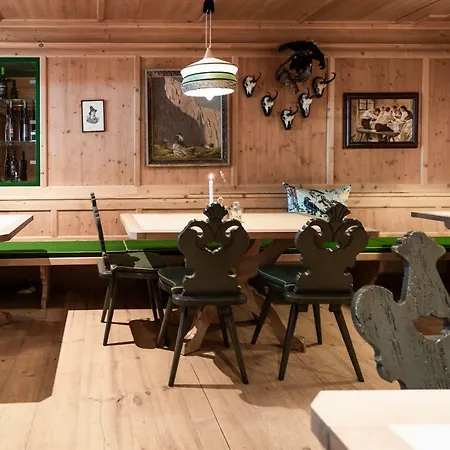 ホテル Alpine Hideaway Zillertalerhof 4*